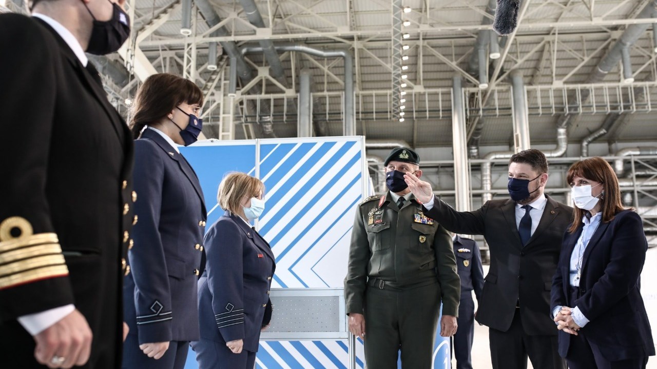 Η Πρόεδρος της Δημοκρατίας στο Mega Εμβολιαστικό κέντρο Ελληνικού, με Αρχηγό ΓΕΕΘΑ και Νίκο Χαρδαλιά – ΦΩΤΟ