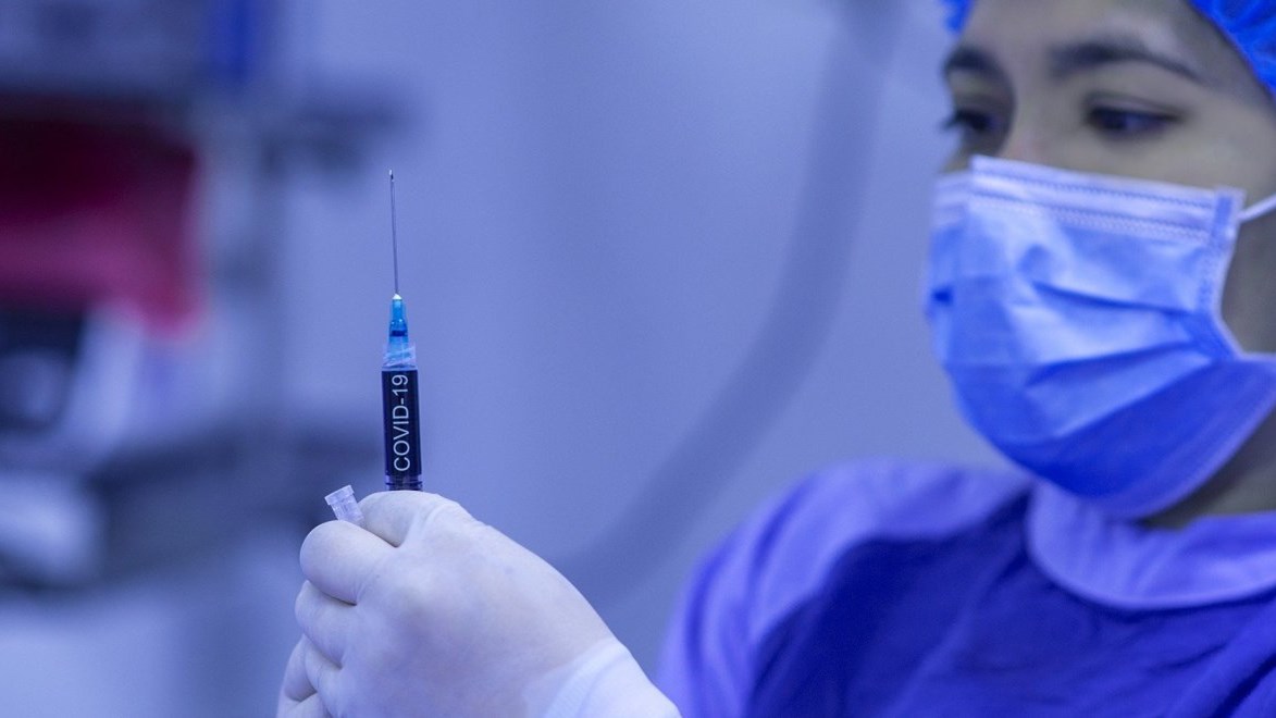 Δικηγόρος οικογένειας 63χρονης: Ενδείξεις ότι ο θάνατος προήλθε από το εμβόλιο – Το σενάριο που εξετάζεται