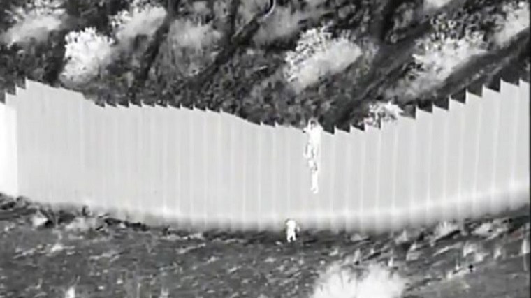 Σοκαριστικό ΒΙΝΤΕΟ στα σύνορα ΗΠΑ-Μεξικό: Διακινητές ρίχνουν από το τείχος δύο κοριτσάκια 3 και 5 ετών