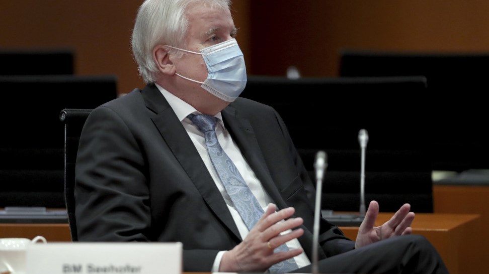 Γερμανία: Πολιτική κρίση λόγω… AstraZeneca – O Ζεεχόφερ αρνήθηκε να κάνει το εμβόλιο