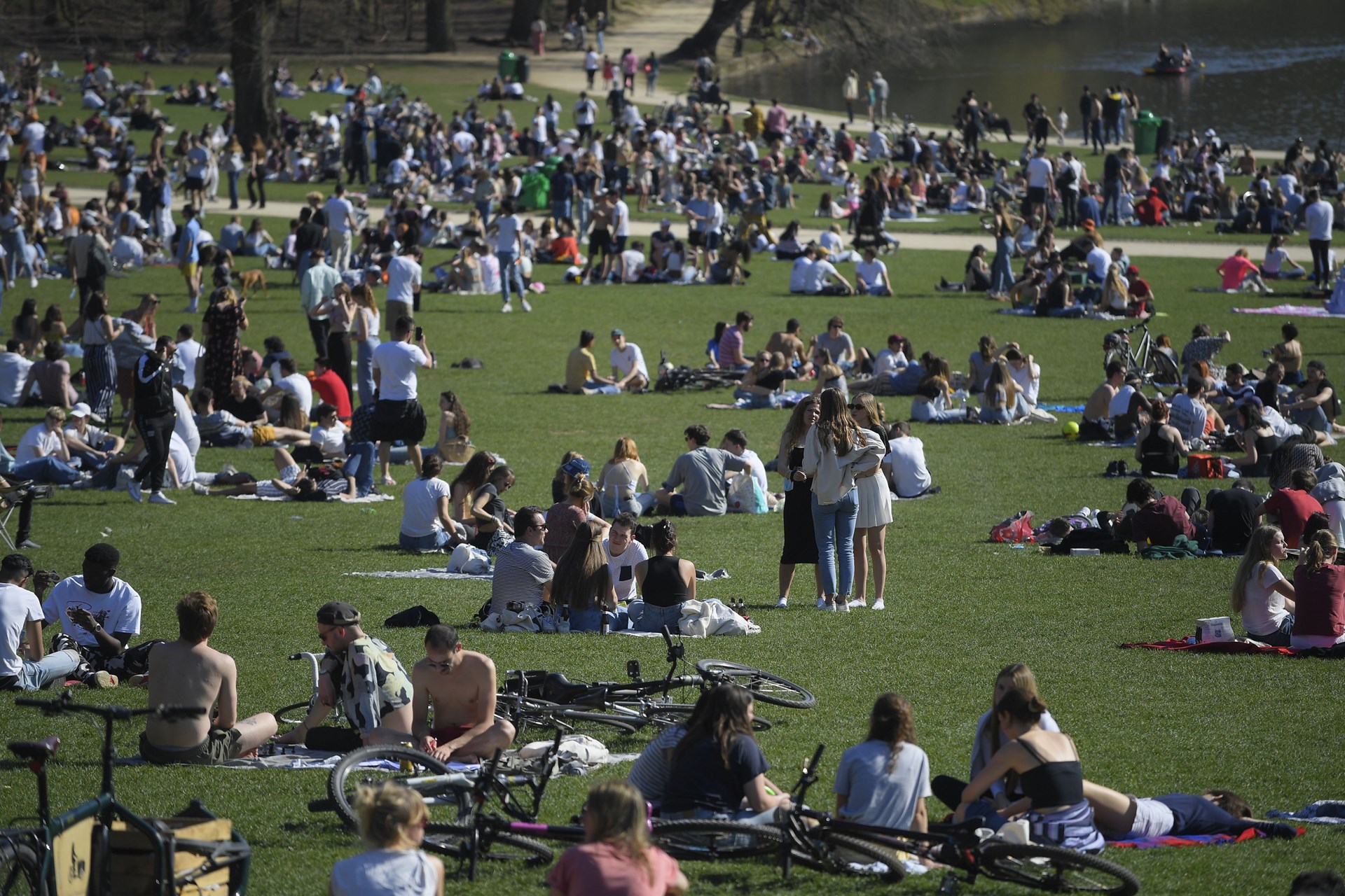 Βέλγιο: Πρωταπριλιάτικο πάρτι “άναψε φωτιές” στην αστυνομία των Βρυξελλών – ΦΩΤΟ