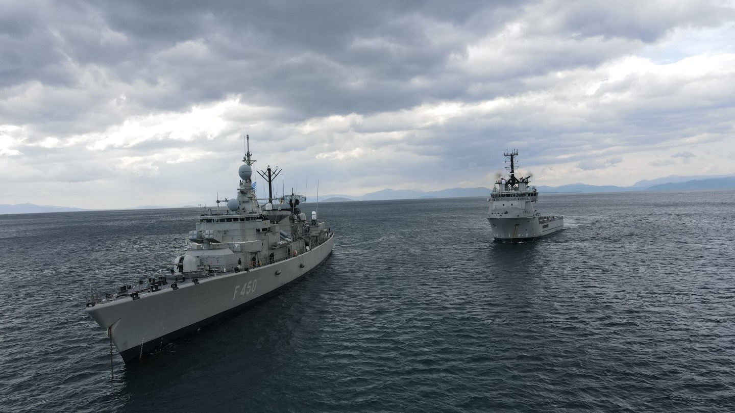 Δωρεά γεννητριών για τη φρεγάτα Έλλη – ΦΩΤΟ