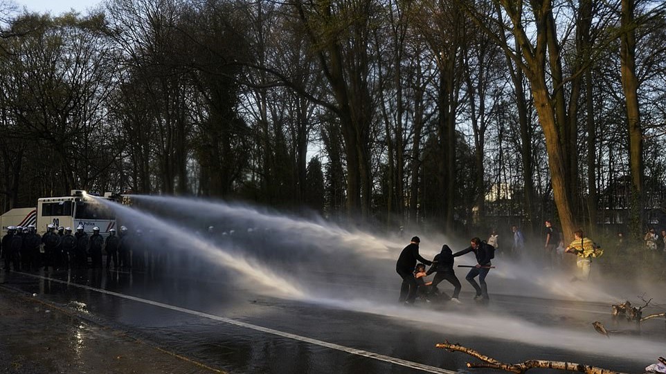 Βέλγιο: Έφιππος αστυνομικός παρέσυρε γυναίκα σε υπαίθριο πάρτι – ΦΩΤΟ – ΒΙΝΤΕΟ