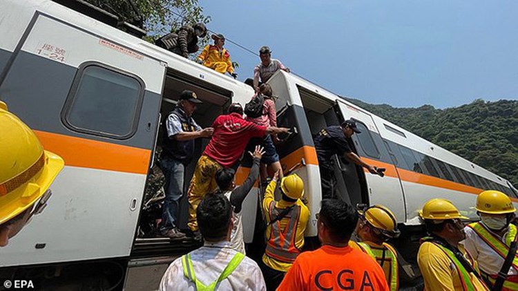 Ταϊβάν: Τουλάχιστον 36 νεκροί και 40 τραυματίες από τον εκτροχιασμό τρένου μέσα σε τούνελ – ΦΩΤΟ – ΒΙΝΤΕΟ