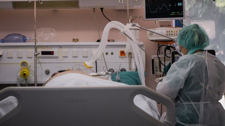 Θεσσαλονίκη: Εισπρακτική παρενοχλεί ηλικιωμένο που νοσηλεύεται σε MEΘ με κορονοϊό