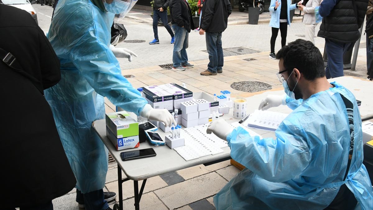 Κορονο-ευτράπελο στην Πάτρα: Βγήκε το τεστ του αρνητικό και άρχισε να τρέχει γυμνός στους δρόμους