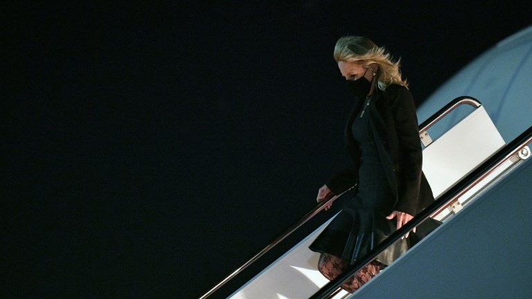 Τζιλ Μπάιντεν: Η πρωταπριλιάτικη φάρσα της Πρώτης Κυρίας – Ντύθηκε αεροσυνοδός και σέρβιρε παγωτά