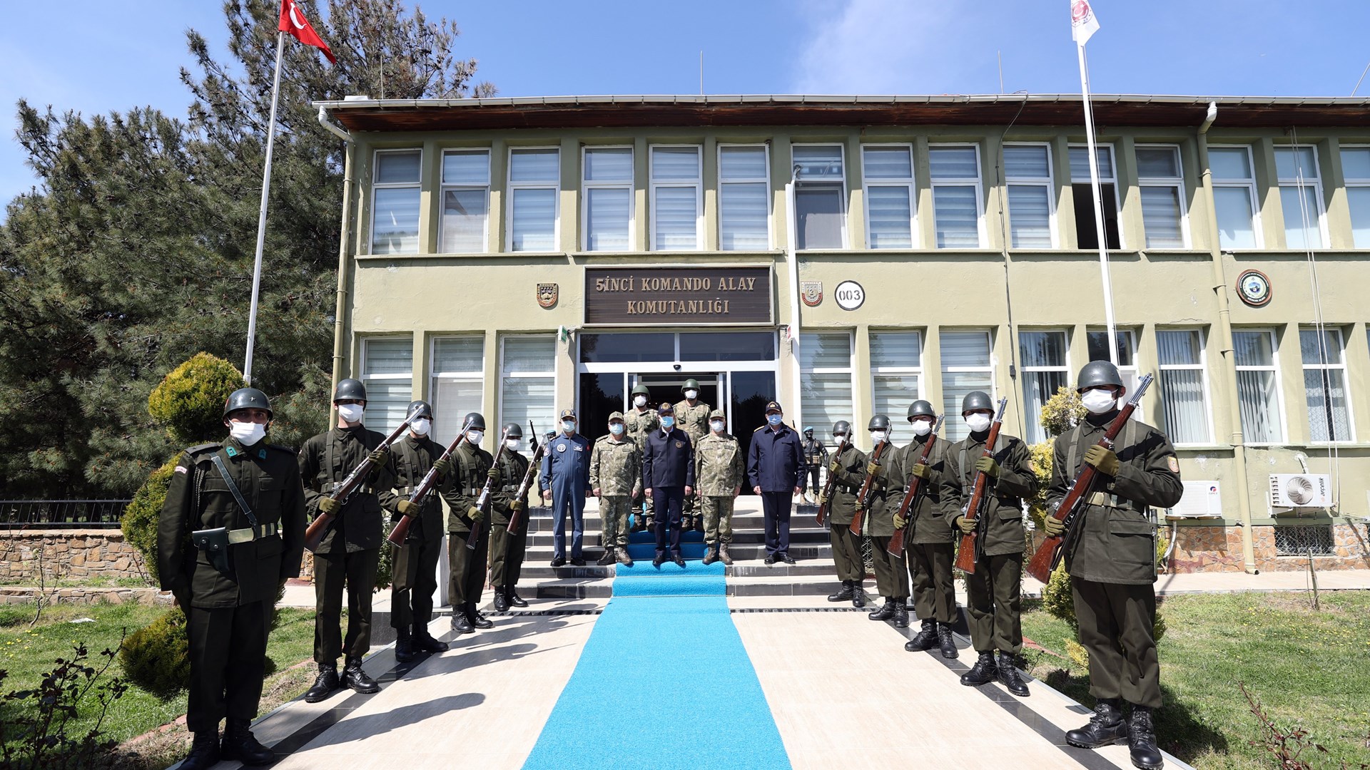 Επίσκεψη στην Ίμβρο από τον Ακάρ – Πρώτη φορά στο νησί Τούρκος υπουργός Άμυνας