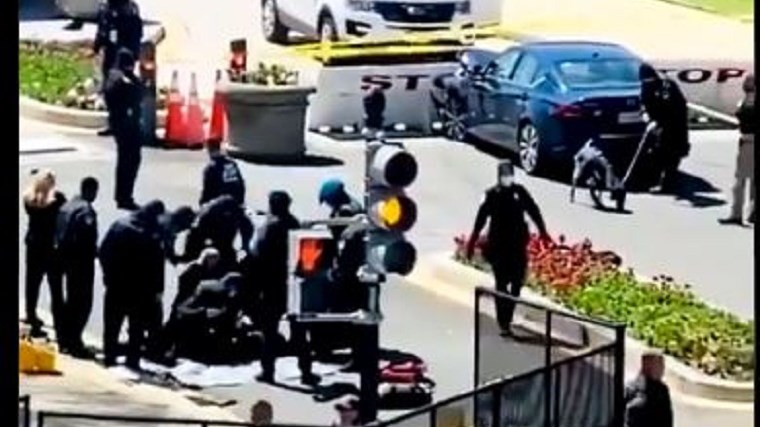 Καπιτώλιο: Άνδρας έπεσε με αυτοκίνητο πάνω σε φραγμό – Δύο αστυνομικοί τραυματίες – Οι πρώτες ΕΙΚΟΝΕΣ