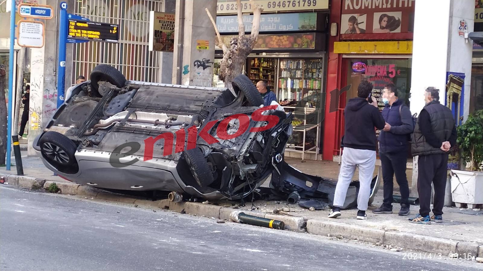 Σοβαρό τροχαίο στη Λιοσίων: Αυτοκίνητο έπεσε πάνω σε στάση λεωφορείου – ΦΩΤΟ αναγνώστη