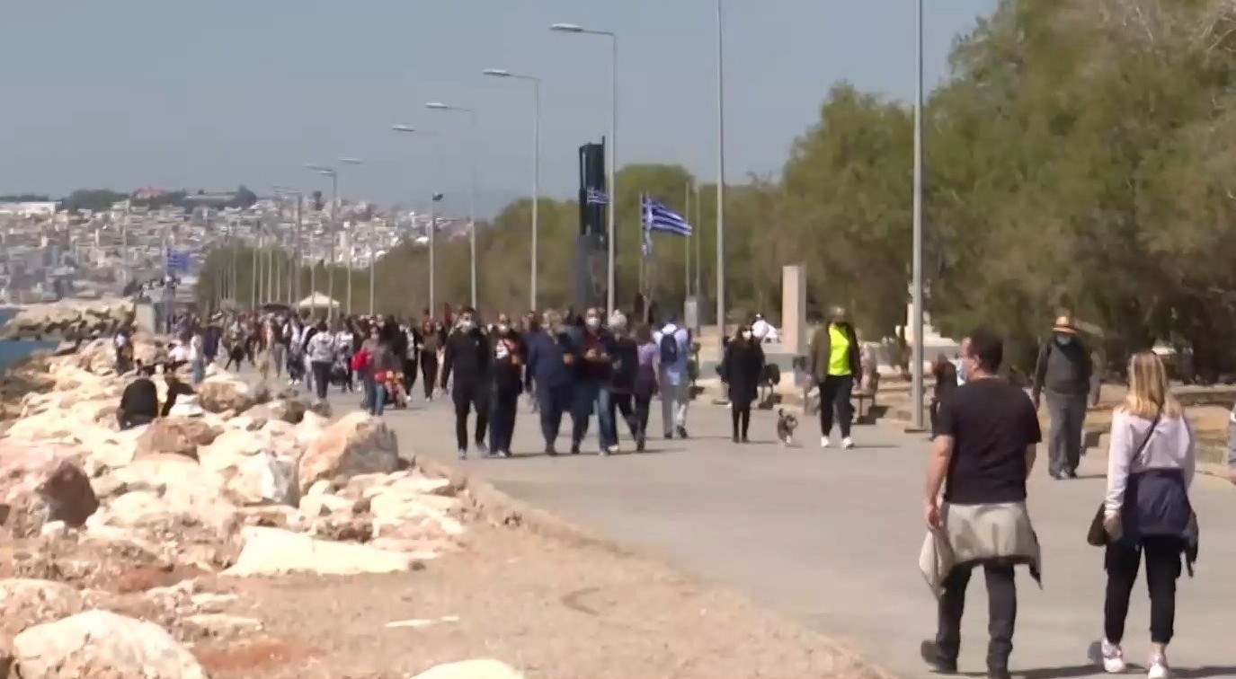 Κορονοϊός: Aθηναίοι και Θεσσαλονικείς “γιόρτασαν” τη χαλάρωση των μέτρων με βόλτα στην παραλία – ΒΙΝΤΕΟ