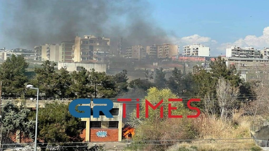 Θεσσαλονίκη: Φωτιά δίπλα σε εγκαταλελειμμένο κτίριο στην Περιφερειακή Οδό – ΦΩΤΟ – ΒΙΝΤΕΟ