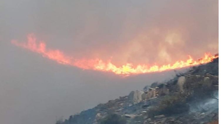 Άνδρος: “Μάχη με τις φλόγες” στο νησί – Εκκενώθηκε και δεύτερος οικισμός