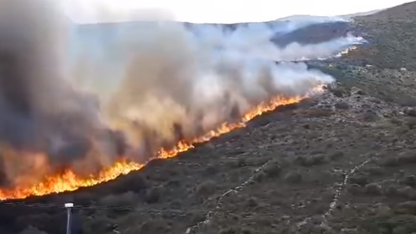 Μεγάλη φωτιά στην Άνδρο: Εκκενώθηκαν δύο οικισμοί – Ενισχύονται οι δυνάμεις – ΦΩΤΟ – ΒΙΝΤΕΟ