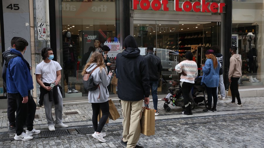 Ουρές στα καταστήματα της Αθήνας – Με το κινητό στο χέρι οι καταναλωτές – ΦΩΤΟ -ΒΙΝΤΕΟ