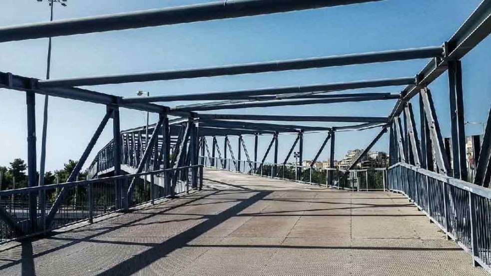 Χειροπέδες σε 3 ανήλικους που πετούσαν πέτρες από πεζογέφυρα στην Ποσειδώνος – Κατηγορούμενοι στην ίδια υπόθεση είναι και οι γονείς τους