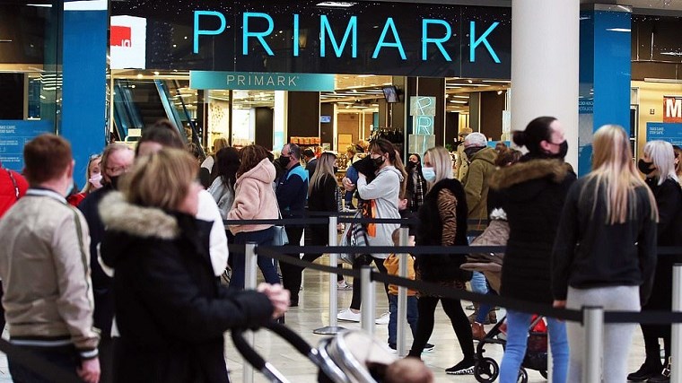 Βρετανία: Ξανανοίγουν καταστήματα, κομμωτήρια και παμπ – Τι ελπίζει ο Μπόρις Τζόνσον