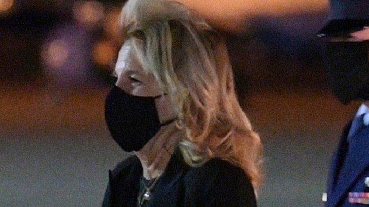 Τζιλ Μπάιντεν: Χαμός στο Twitter για το διχτυωτό καλσόν της