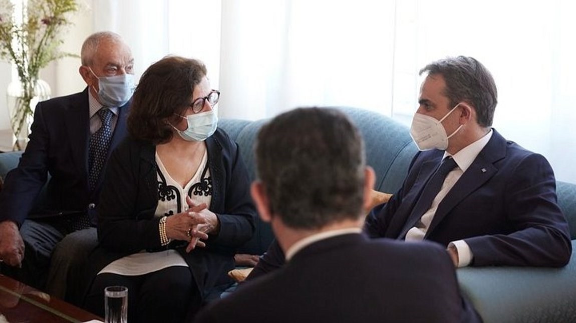 Συνάντηση Μητσοτάκη με τους ομογενείς της Λιβύης: Αντέξατε κακουχίες