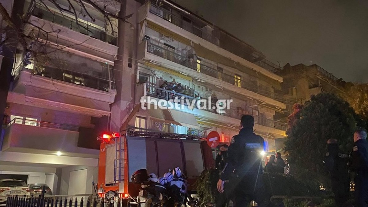 Θεσσαλονίκη: Φωτιά σε διαμέρισμα – Την έσβησαν αστυνομικοί με πυροσβεστήρες – ΒΙΝΤΕΟ