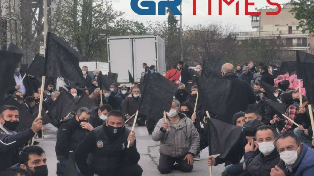 Θεσσαλονίκη-Λαϊκές αγορές: Καθιστική διαμαρτυρία, μαύρες σημαίες και δωρεάν τρόφιμα  στους πολίτες