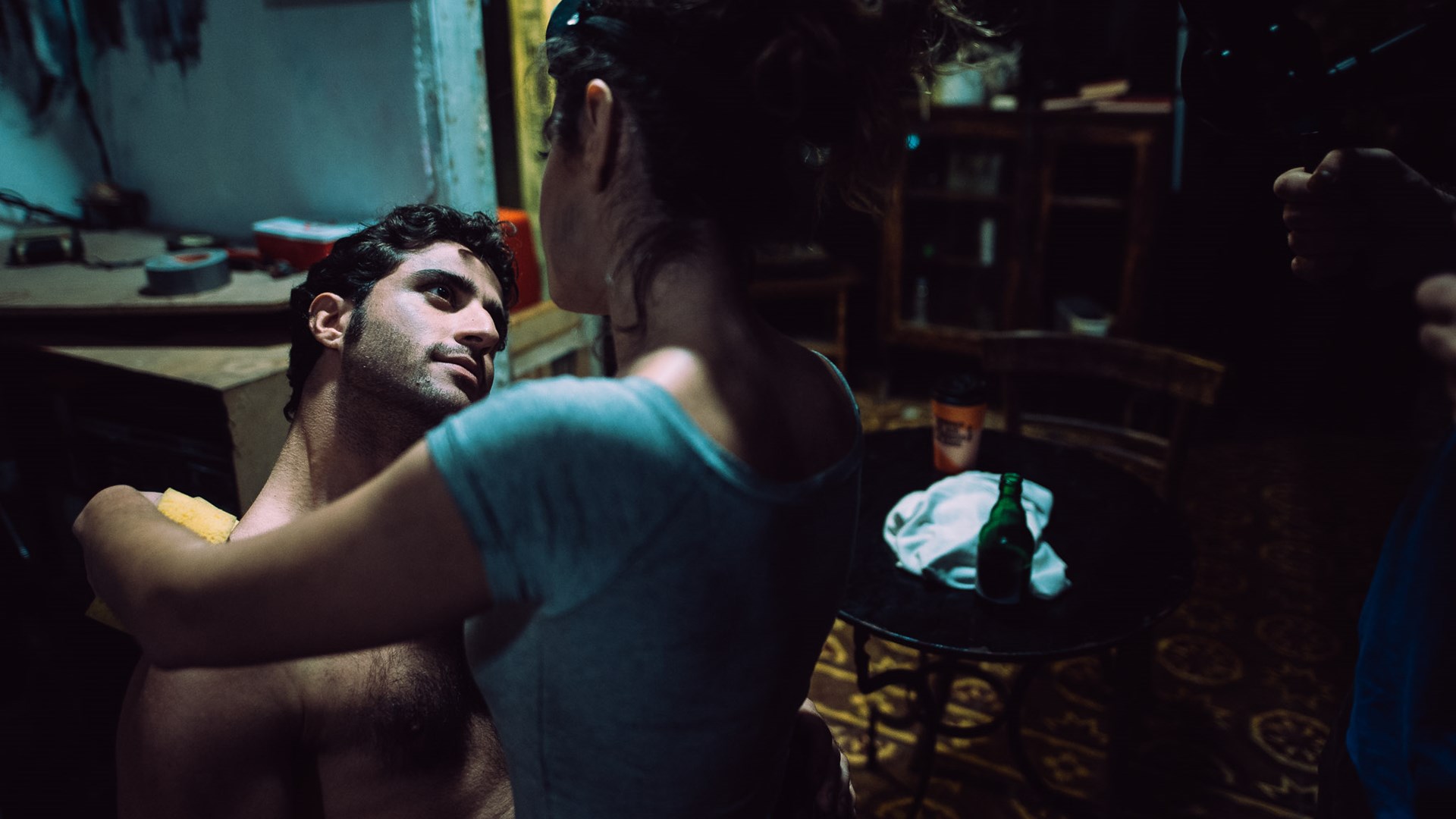 Από τις «Άγριες Μέλισσες» στην ταινία «In luck» ο Βασιλώττος – Αποκλειστικές πόζες από το backstage