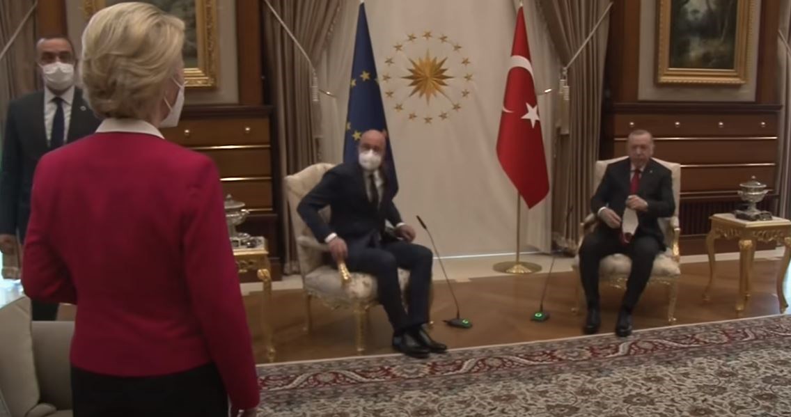 Οργή στις Βρυξέλλες για τη στάση Ερντογάν απέναντι στη Φον ντερ Λάιεν – Το βίντεο με την απρέπεια που έγινε viral