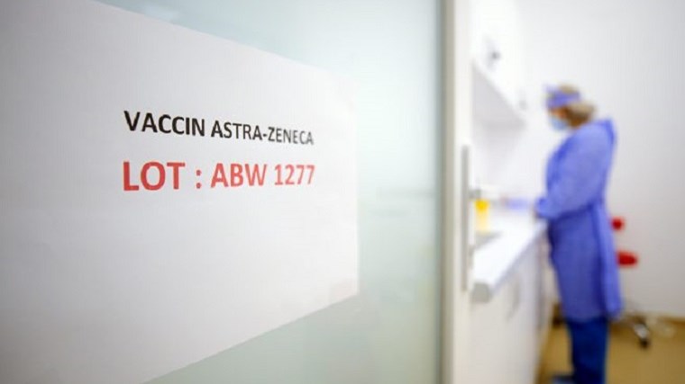 Εμβόλιο AstraZeneca: Ανησυχία μετά τις ανακοινώσεις του EMA – Η θέση του ΠΟΥ και η σύσταση της επιτροπής εμβολιασμών της Βρετανίας