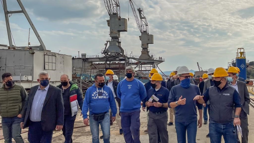 Συνωστισμός φρεγατών στα Ναυπηγεία Ελευσίνας – ΦΩΤΟ – ΒΙΝΤΕΟ