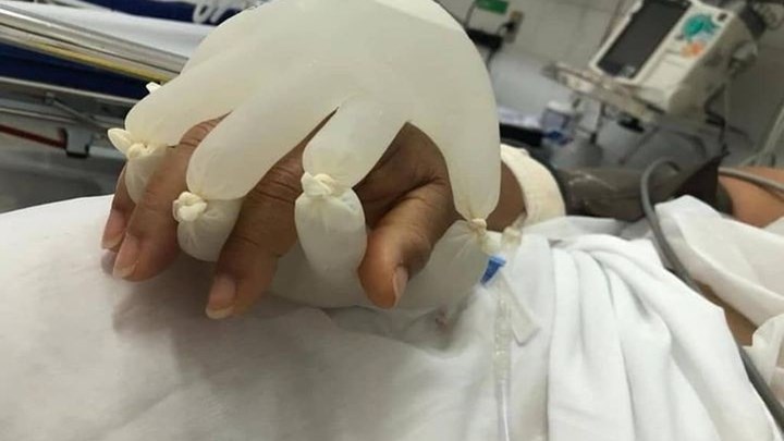 Η μοναξιά του κορονοϊού: Παρηγορούν ασθενείς με… το “χέρι του Θεού”