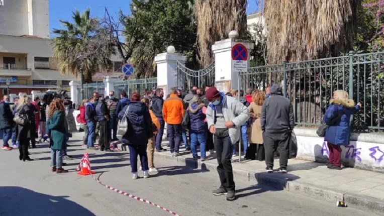 Μακρινίτσα: Οργή στα δικαστήρια του Βόλου – “Φονιάς, φονιάς, σαπίστε τον” φώναζαν όταν έφτασε ο 32χρονος – ΦΩΤΟ – ΒΙΝΤΕΟ