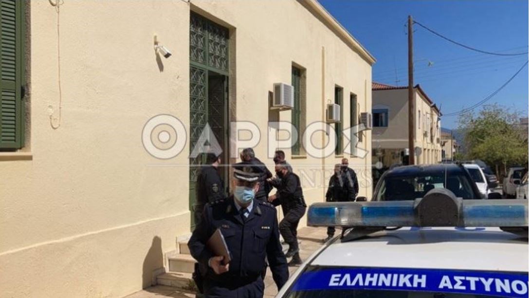 Κυπαρισσία: Έντονες αποδοκιμασίες του 72χρονου έξω από τα δικαστήρια – “Φονιά… Ζήτα συγγνώμη ρε…”  – ΒΙΝΤΕΟ