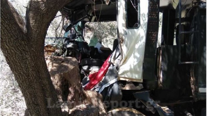 Θανατηφόρο τροχαίο στην Άμφισσα: 31χρονος «καρφώθηκε» με το φορτηγό του σε δέντρο-ΦΩΤΟ