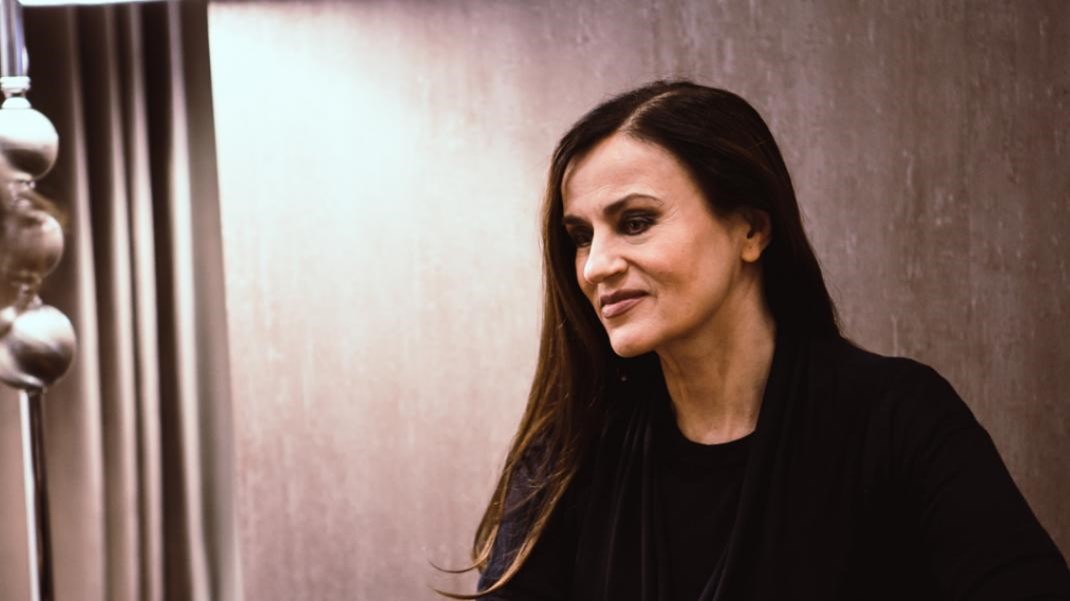 “Αγάπη παράνομη” για την Καραμπέτη – Δυναμική επιστροφή στην τηλεόραση της κορυφαίας ηθοποιού