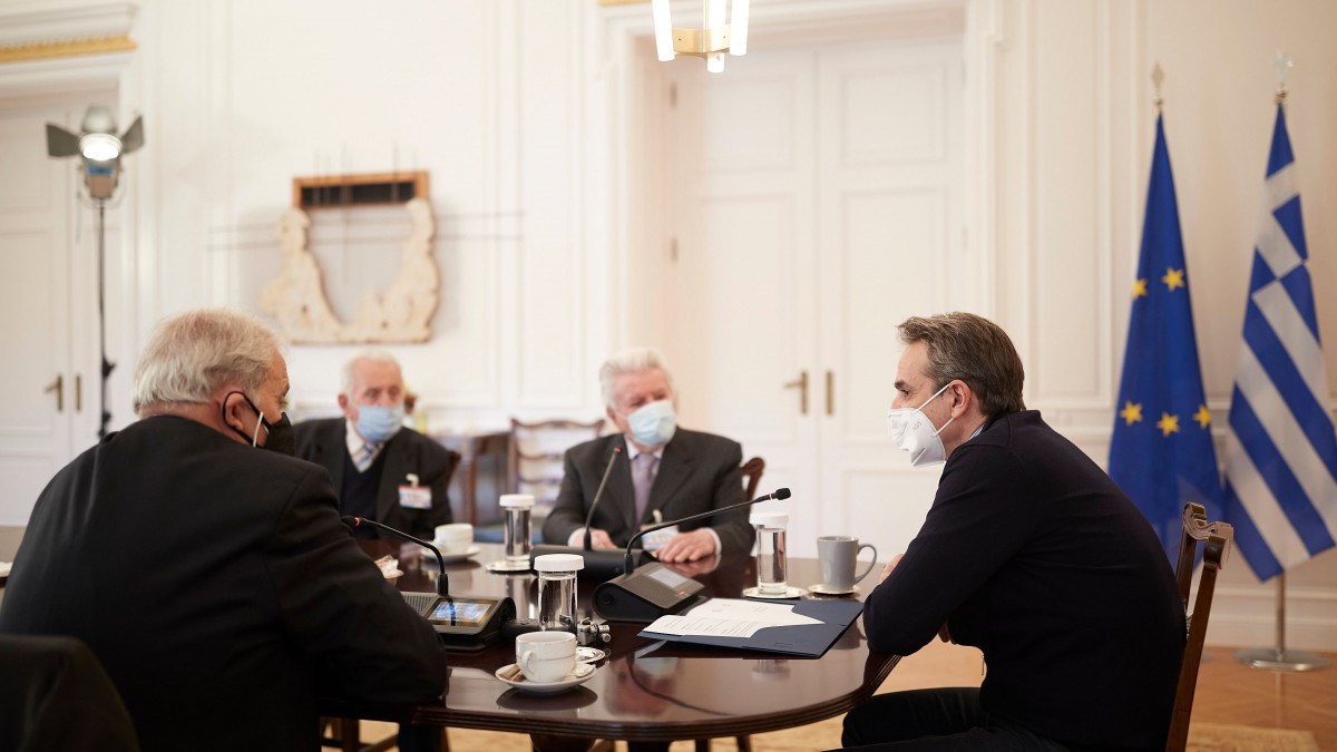 Συνάντηση Μητσοτάκη με συνταξιούχους: Να πείσουμε τους ηλικιωμένους για το εμβόλιο