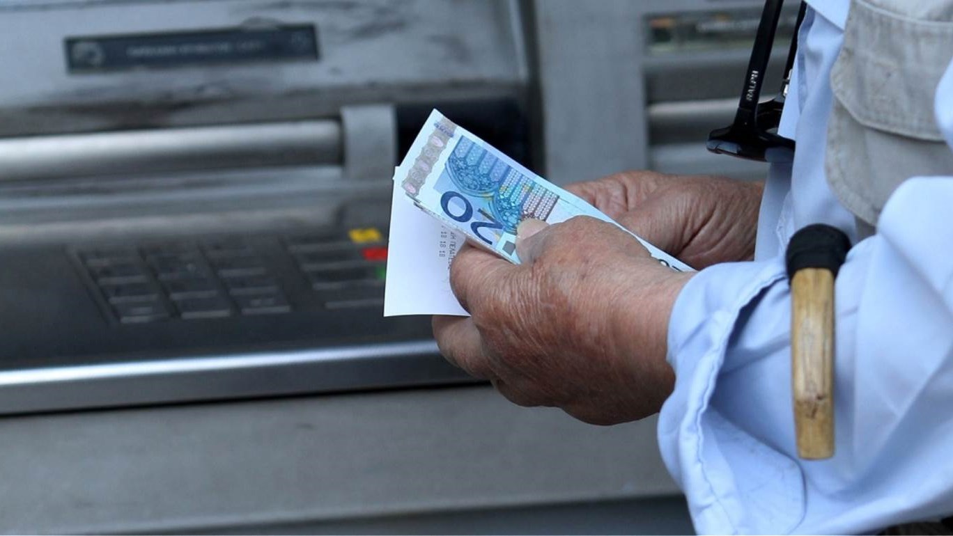 Προκαταβολή σύνταξης: Οι οφειλές στα Ταμεία “μπλοκάρουν” την υποβολή αιτήσεων – Τι εξετάζει το υπουργείο Εργασίας