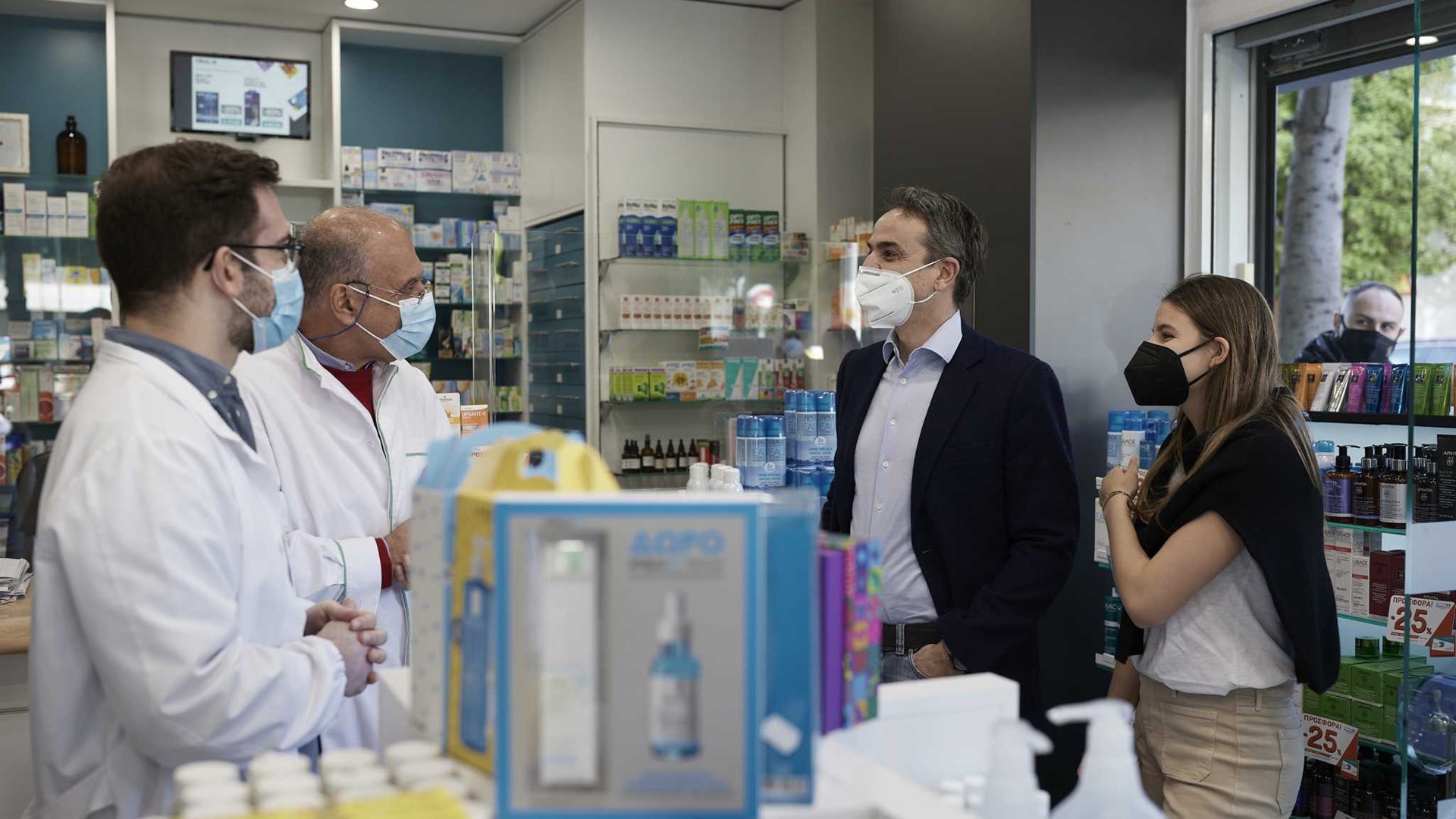 Κυριάκος Μητσοτάκης: Σε φαρμακείο στην Καλλιθέα με την κόρη του για να προμηθευτεί self test – ΦΩΤΟ