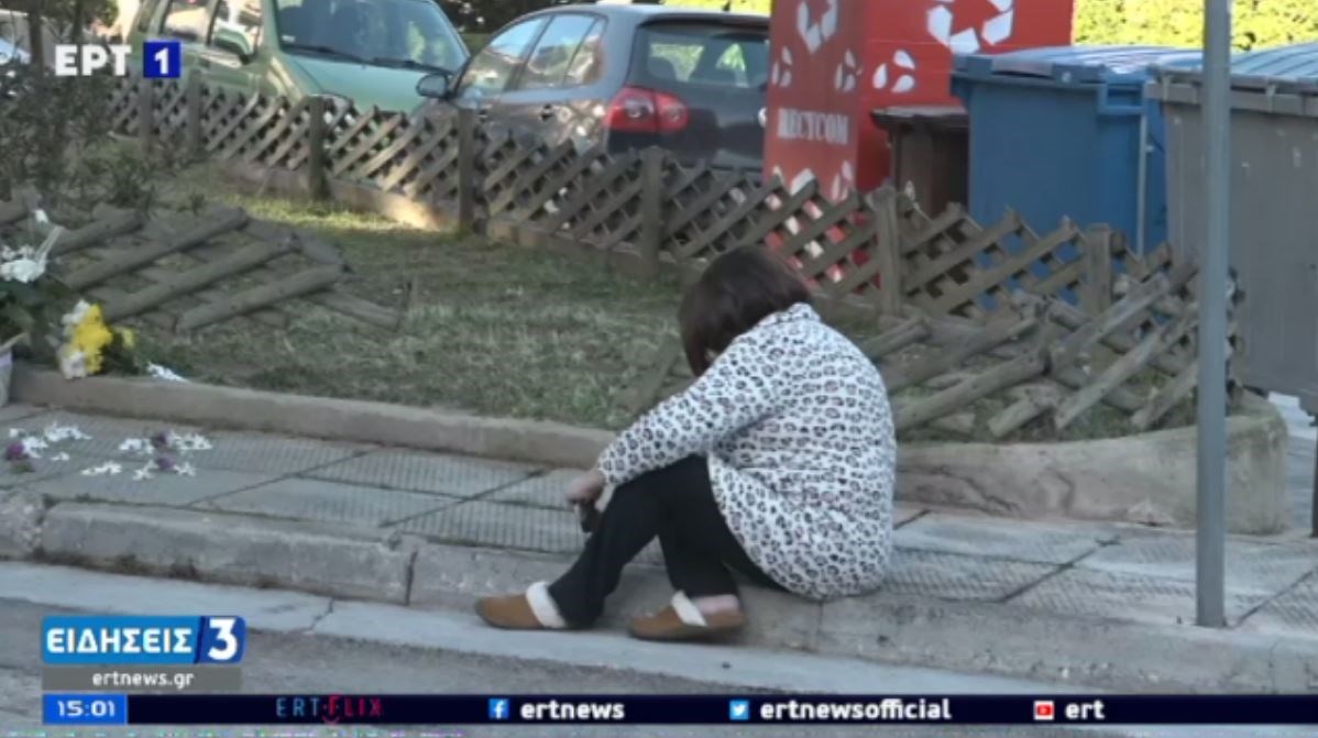 Δολοφονία Καραϊβάζ: “Λύγισε” η σύζυγός του – Άφησε λουλούδια στον τόπο του εγκλήματος