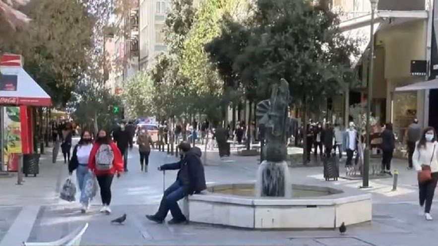 Λιανεμπόριο: Αυξημένη η κίνηση στην Ερμού – Αγορές και βόλτα με σύμμαχο τον καλό καιρό