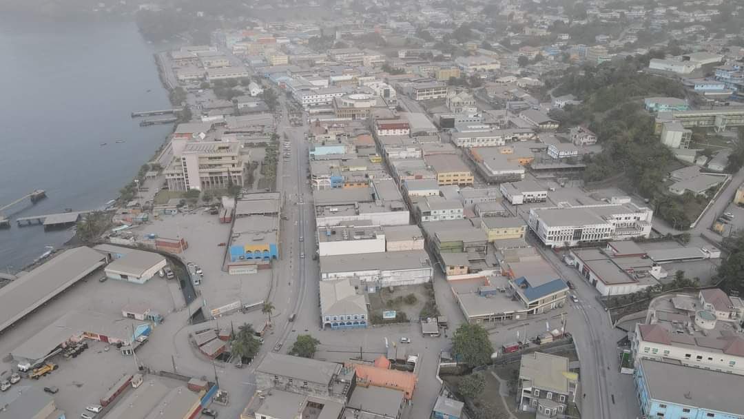 Καραϊβική: Τέφρα καλύπτει το νησί Άγιος Βικέντιος και Γρεναδίνες μετά την έκρηξη του ηφαιστείου Λα Σουφριέρ