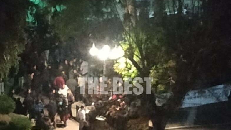 Κορονοϊός: “Πλημμύρισαν” από κόσμο πλατείες σε Αττική, Θεσσαλονίκη και Πάτρα – ΦΩΤΟ – ΒΙΝΤΕΟ