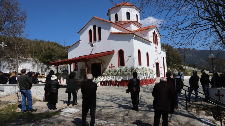 Γιώργος Καραϊβάζ: Θρήνος στο τελευταίο “αντίο” – Στη Δράμα η κηδεία του δημοσιογράφου