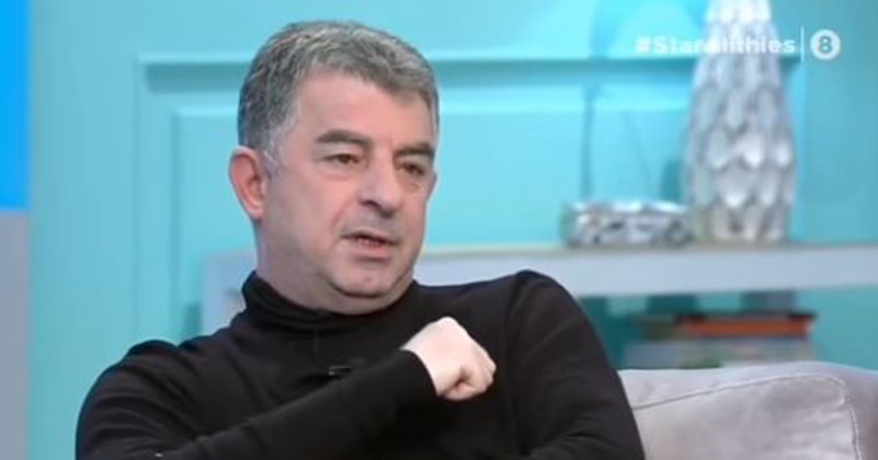 Γιώργος Καραϊβάζ: Το συγκινητικό μήνυμα των συνεργατών του – Ένα κεράκι και λουλούδια στο γραφείο του