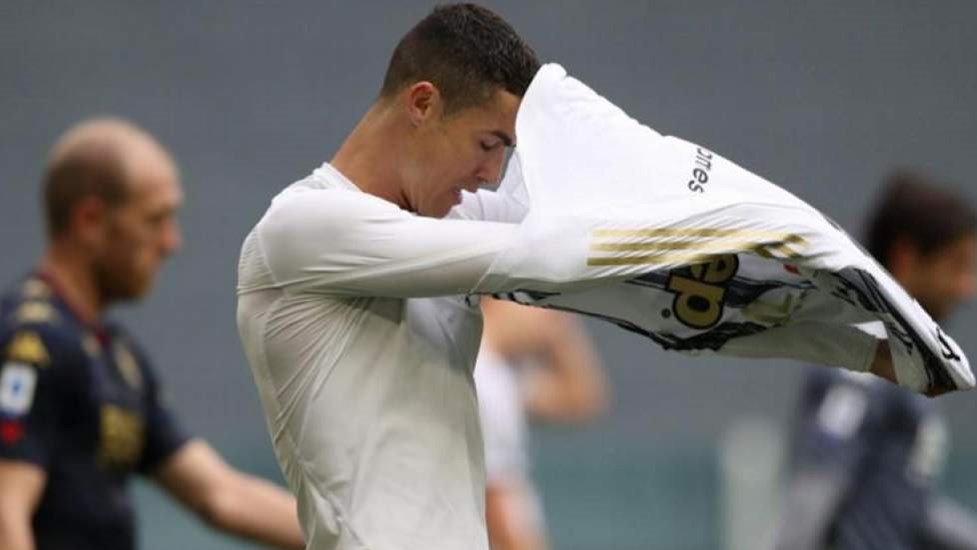 Ρονάλντο: Θύελλα αντιδράσεων για την κίνησή του να πετάξει τη φανέλα της Γιουβέντους – ΒΙΝΤΕΟ