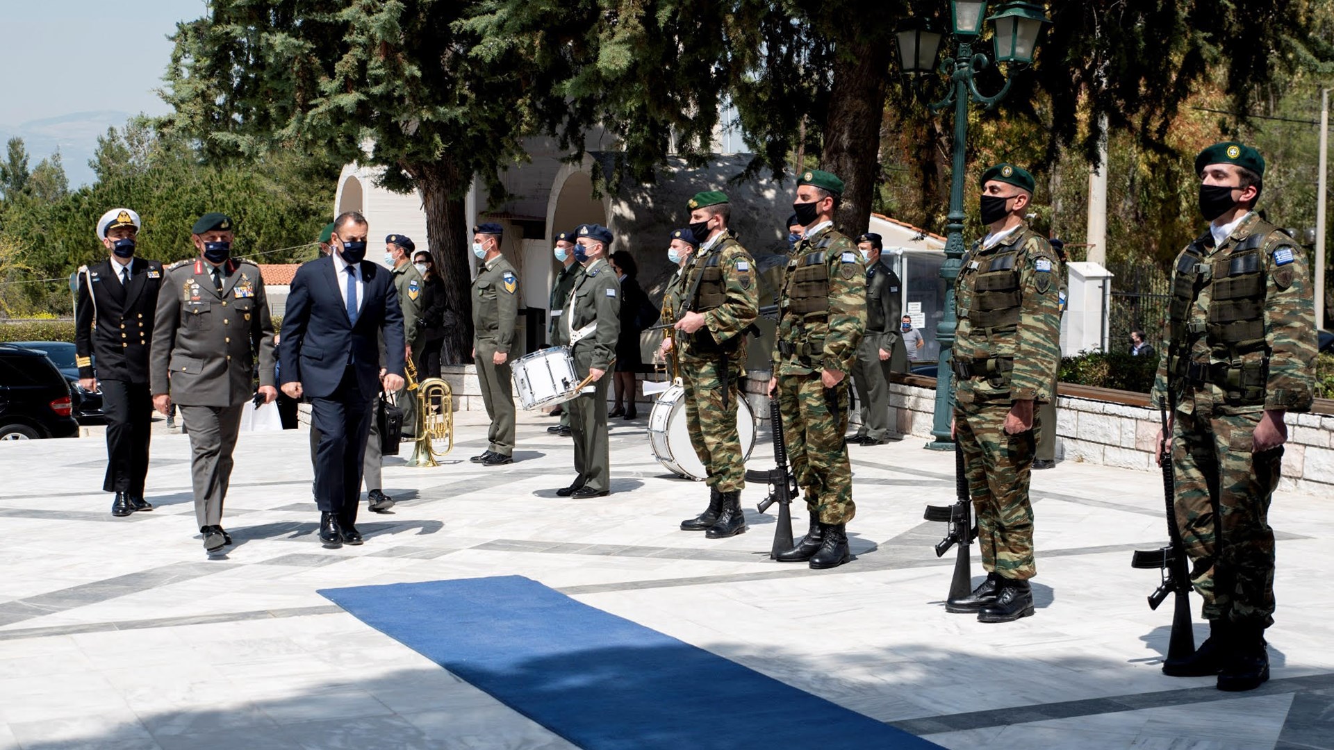 “Λύγισε” ο Αρχηγός ΓΕΕΘΑ στην κηδεία του Ιάκωβου Τσούνη – ΦΩΤΟ