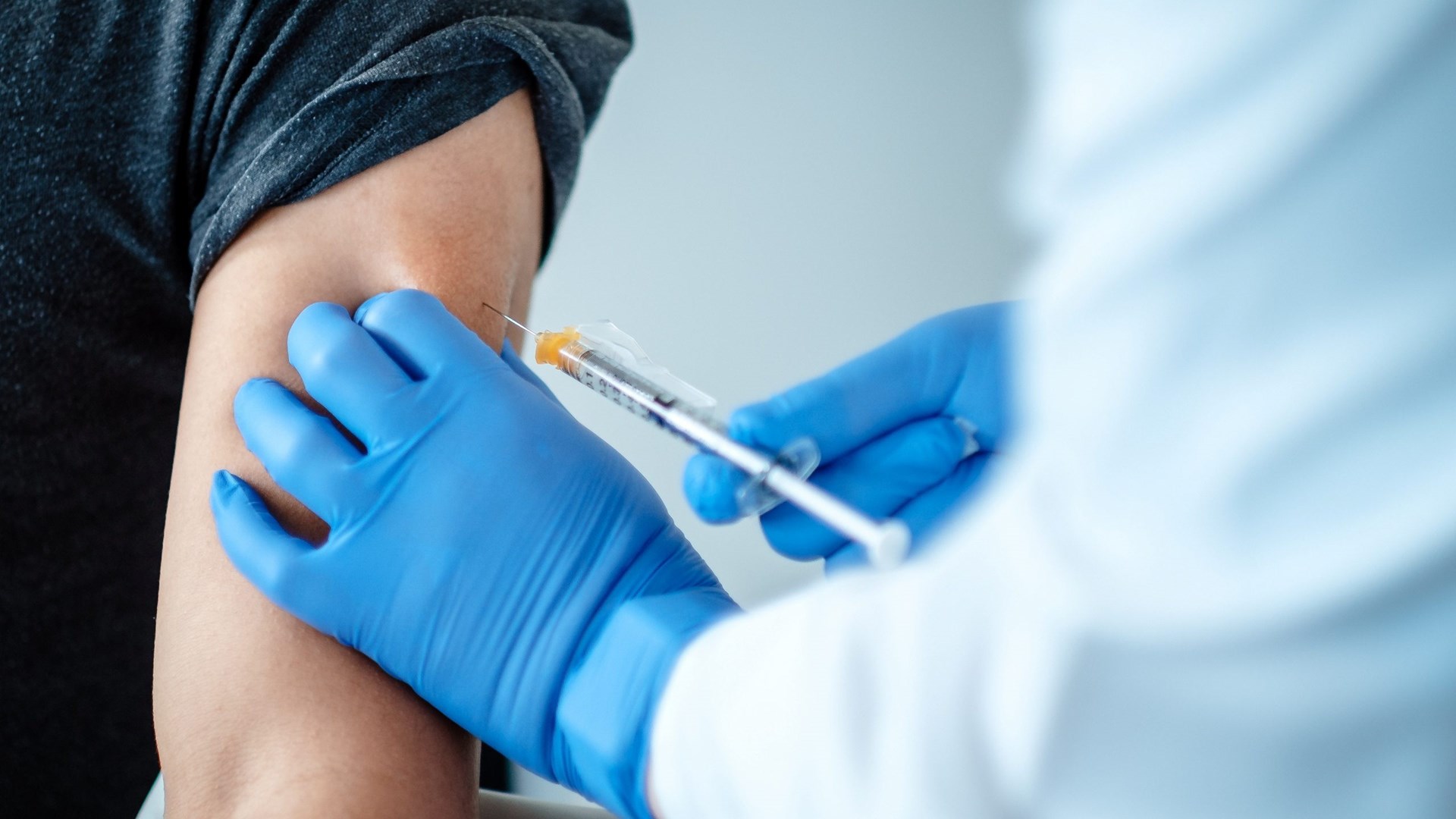 Εμβολιασμοί: Πότε θα ανοίξει η πλατφόρμα των ραντεβού για τους 40άρηδες – Τι είπε ο Θεμιστοκλέους