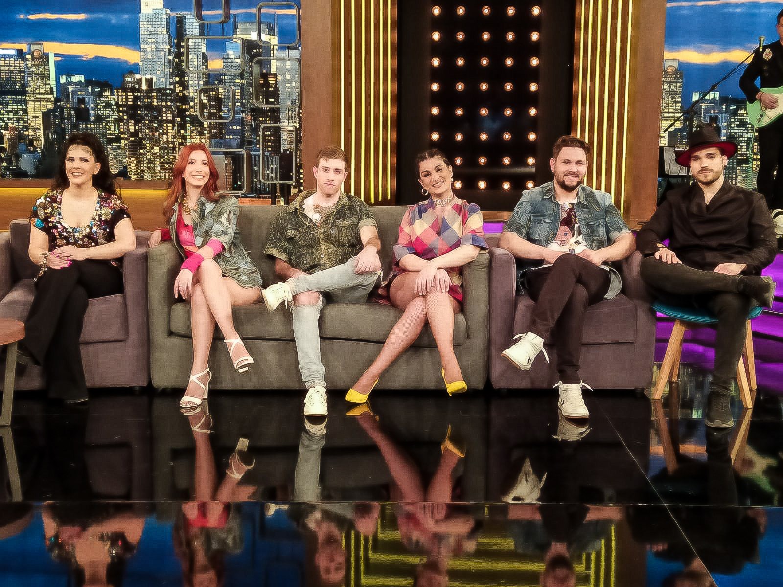 VOX: Τα μέλη του συγκροτήματος μαθαίνουν στον Γρηγόρη Αρναούτογλου να κάνει beatboxing – ΒΙΝΤΕΟ