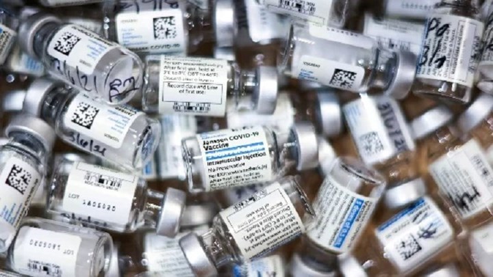 Εμβόλιο Johnson & Johnson: Γιατί ο FDA συστήνει “παύση” στη χορήγησή του – Τα νεότερα δεδομένα