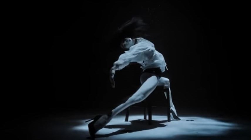 Μαγευτικό τανγκό στα 10 μέτρα κάτω από την επιφάνεια του νερού -ΒΙΝΤΕΟ