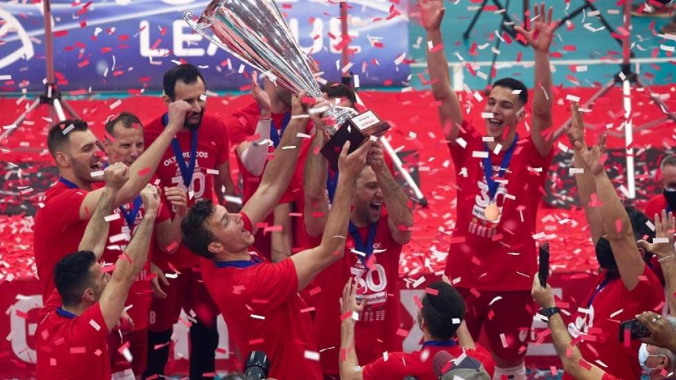 Βόλεϊ ανδρών: Η απονομή στον Ολυμπιακό και οι πανηγυρισμοί των πρωταθλητών – ΦΩΤΟ